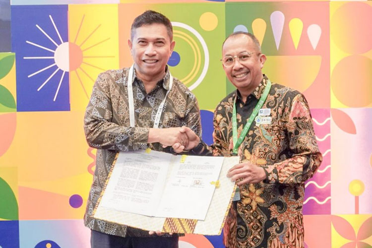 Direktur Utama PT Telkom Data Ekosistem (NeutraDC) Andreuw Th.A.F (kiri), bersama Direktur Utama PT Medco Power Indonesia Eka Satria usai penandatanganan nota kesepahaman terkait penyedia energi berkonsep green energy power di Tangerang, beberapa waktu ya