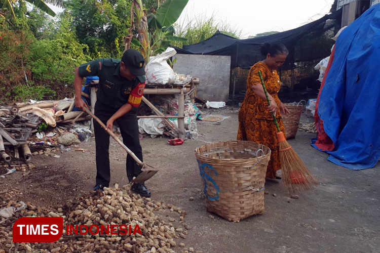 Babinsa Koramil Sidayu Gresik saat melakukan pendampingan usaha di Desa Randuboto (FOTO: Akmal/TIMES Indonesia)