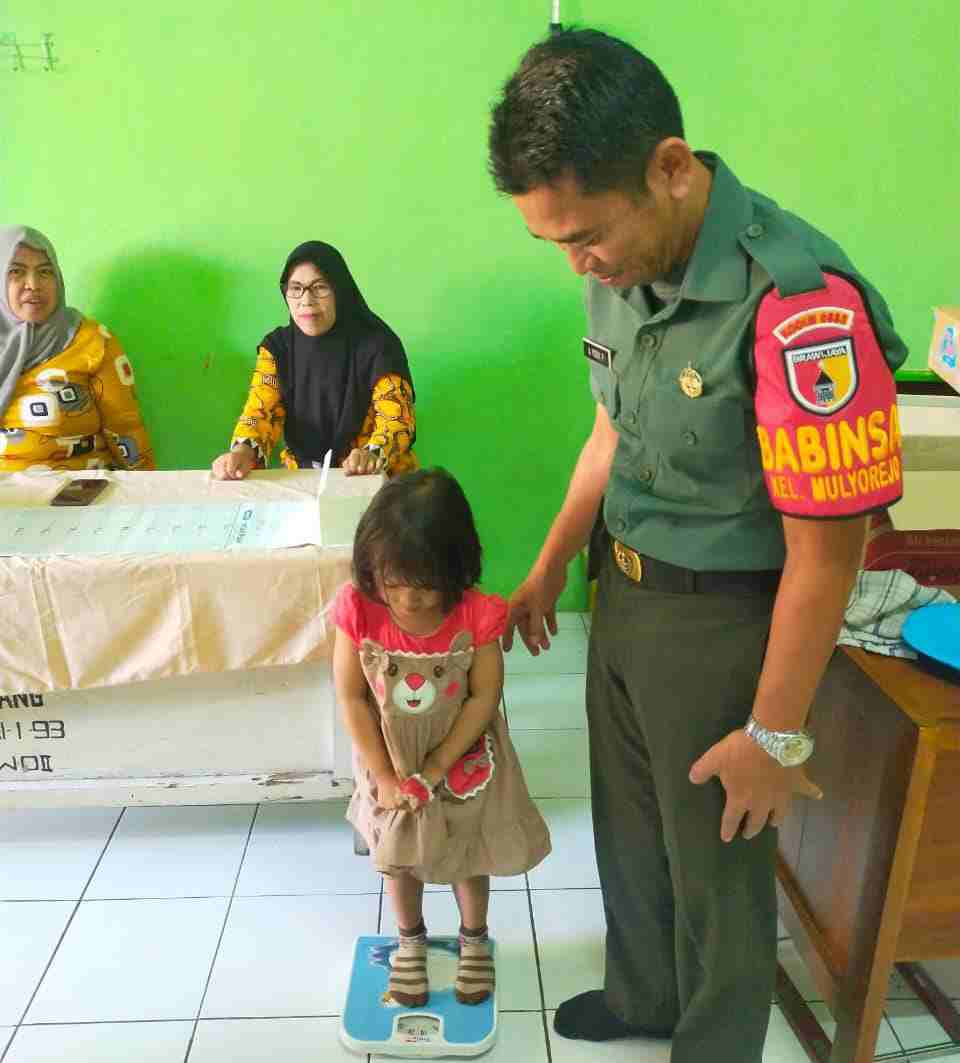 Rayu Anak Tak Menangis di Posyandu Malang: Cegah Stunting Gaya Babinsa Serma Anang