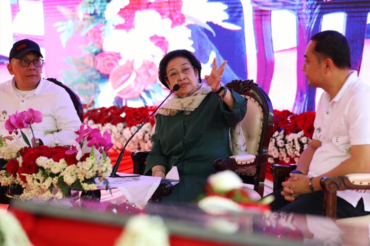 Ketum PDIP Megawati Soekarnoputri ketika meresmikan Kebun Raya Mangrove Surabaya, di kawasan Gunung Anyar, Jawa Timur. Dok: PDIP