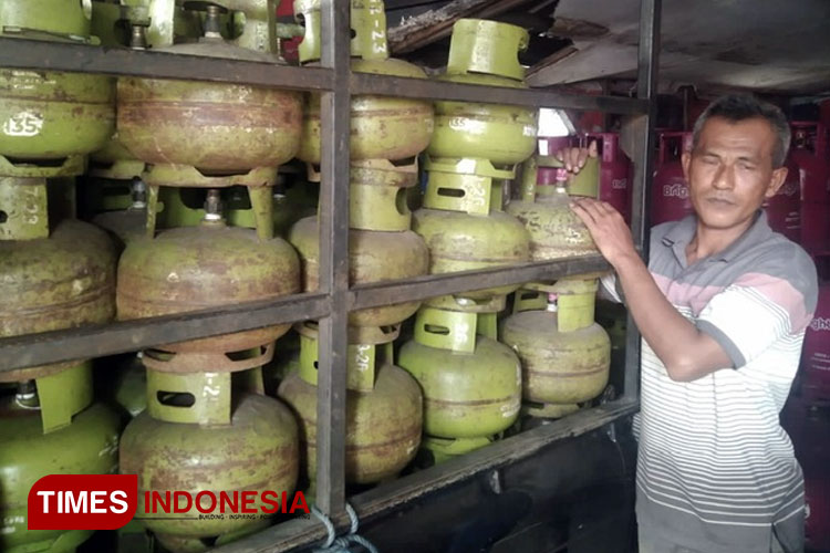 Kelangkaan Elpiji 3 Kg Bikin Warga Rela Susuri Jalanan Kabupaten-Kota Malang Demi Bisa Berjualan