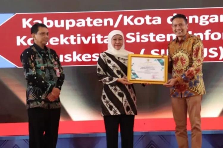 Sekda Kabupaten Malang Dr Ir Wahyu Hidayat MM saat meraih penghargaan SIMPUS ke SATUSEHAT dari Gubernur Jatim Hj Khofifah Indar Parawansa. (Foto : Prokopim Kabupaten Malang)