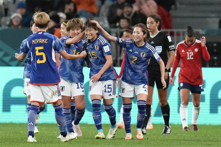 Kegembiraan para pemain Jepang setelah mereka menyarang bola ke gawang Kosta Rika. (FOTO A: Japan Today)