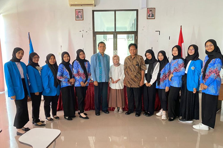 Kebersamaan para peserta pelatihan pembawa acara Universitas PGRI Madiun dengan dosen pendamping. (FOTO: AJP TIMES Indonesia)