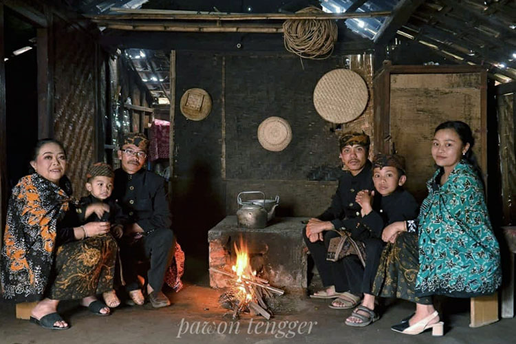 Kades Ngadisari beserta keluarga pada saat di tumang pawon rumahnya. (Foto: Sunaryono for TIMES Indonesia)