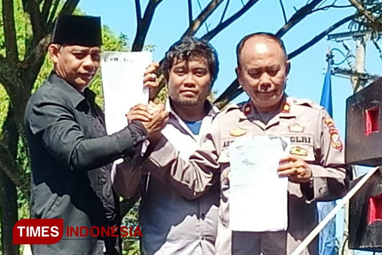 Ketua DPRD Pangandaran Asep Noordin menyepakati aspirasi Serikat Petani Pasundan dan Mahasiswa Pejuang Reforma Agraria Yosef didampingi Wakil Kepala Polres Pangandaran Arisbaya (Syamsul Ma'arif/TIMES Indonesia)