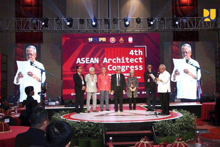 Menteri PUPR RI Basuki Hadimuljono saat menghadiri 4th ASEAN Architect Congress 2023 di Makassar, Kamis (27/7)(FOTO: Biro Komunikasi Publik Kementerian PUPR RI)
