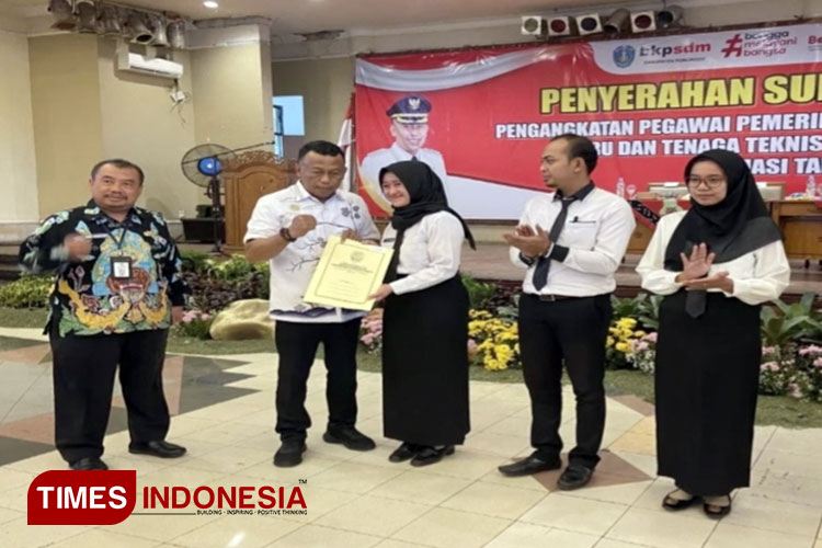 Bupati Ponorogo Serahkan 492 SK Kepada Guru Honorer