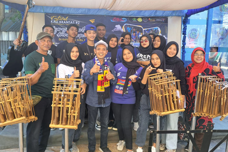 SMK Muhammadiyah 1 Kota Malang Meriahkan Kampung Biru Arema dengan Angklung