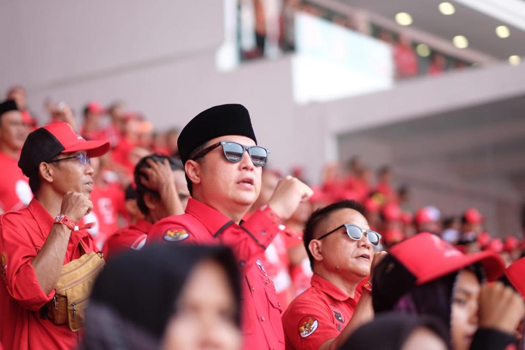 Ketua BMI Jabar Ari Garyanida di tengah massa milenial PDIP. (FOTO: dok. TIMES Indonesia)