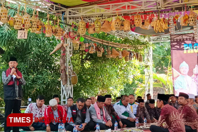Bupati Majalengka, H Karna Sobahi menghadiri acara tradisi ruwatan. (FOTO: Hendri Firmansyah/TIMES Indonesia)