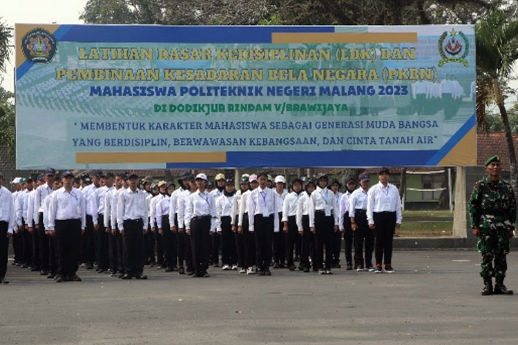 Para mahasiswa baru Polinema yang sedang mengikuti LDK di Dodikjur Rindam V/Brawijaya. (FOTO: Humas Polinema).
