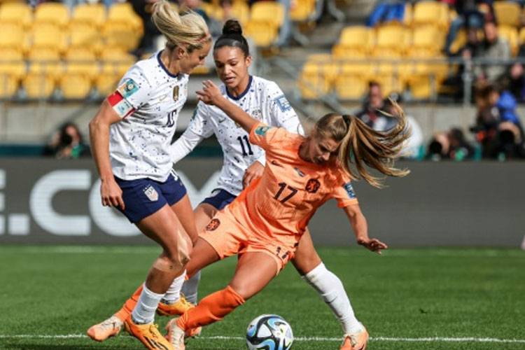 Lindsey Horan (kiri) merebut bola bersama  Victoria Pelova saat bermain imbang 1-1 melawan Belanda Kamis siang ini. (FOTO: Japan Today/AFP)