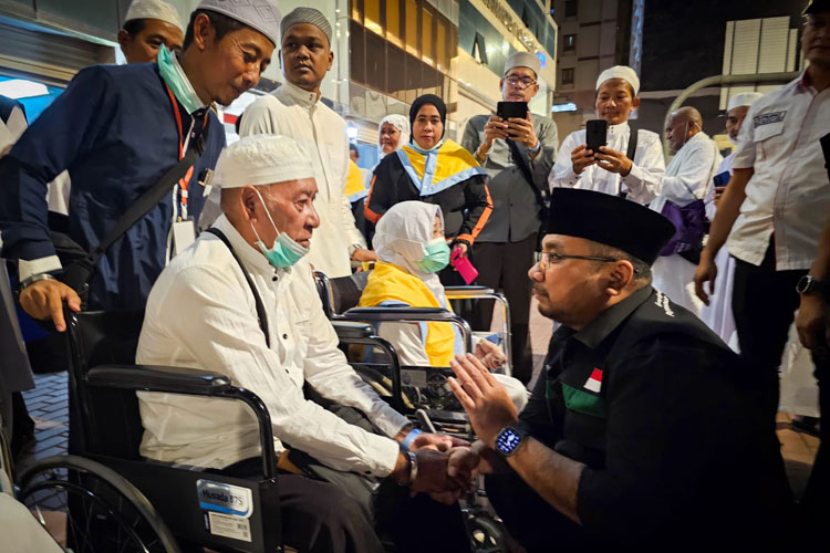 Menteri Agama Yaqut Cholil Qoumas menyapa jemaah haji Indonesia di Makkah. (Foto: MCH 2023)