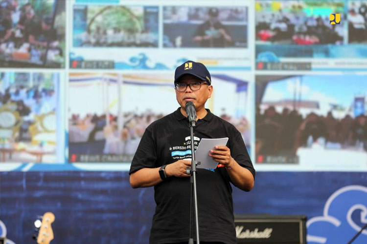 Sekjen Kementerian PUPR RI Mohammad Zainal Fatah saat menghadiri acara Susur dan Bersih–bersih Sungai di Jakarta, Kamis (27/7/2023). (FOTO: Biro Komunikasi Publik Kementerian PUPR RI)