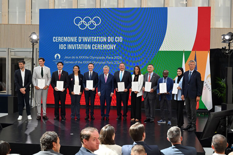 Presiden Komite Olimpiade Internasional (IOC) Thomas Bach, tengah, Rabu (26/7/2023) berpose dengan perwakilan negara selama upacara undangan IOC, menjelang Olimpiade Paris 2024 di Saint-Denis di luar Paris. (FOTO: Kyiv Independent/Getty Image)
