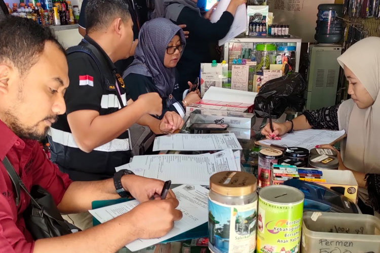 Tim-Gabungan-mengamankan-barang-bukti-ratusan-rokok-ilegal-foto-Sat-Pol-PP-Bantul.jpg