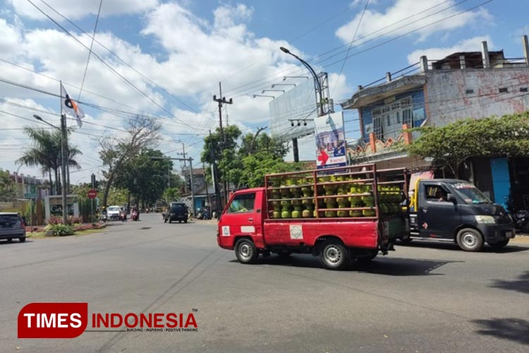 Truk muatan terbuka saat mengangkut tabung gas Elpiji subsidi 3 kg di wilayah Kota Malang. (Foto: Adhitya Hendra/TIMES Indonesia)