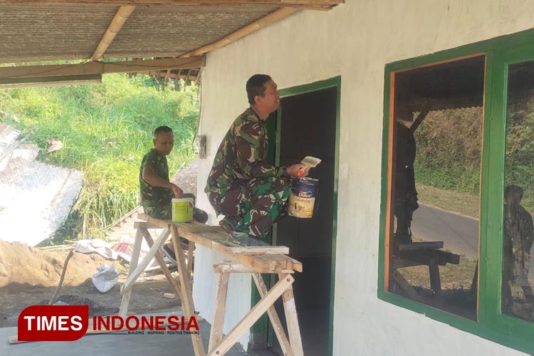 Babinsa Jatisari Koramil Pakisaji Bantu Rehab Rumah Warga Miskin