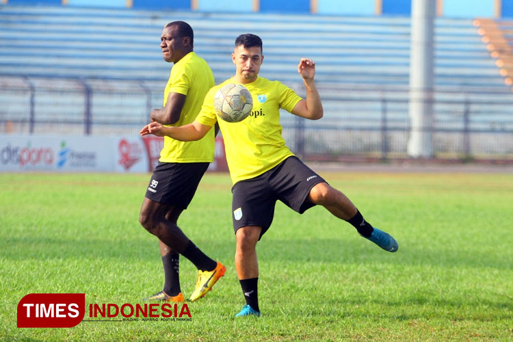 Pemain asing Persela, Matt Lagos, saat menjalani latihan di Stadion Surajaya Lamongan, Jumat (28/7/2023). (FOTO: MFA Rohmatillah/ TIMES Indonesia)