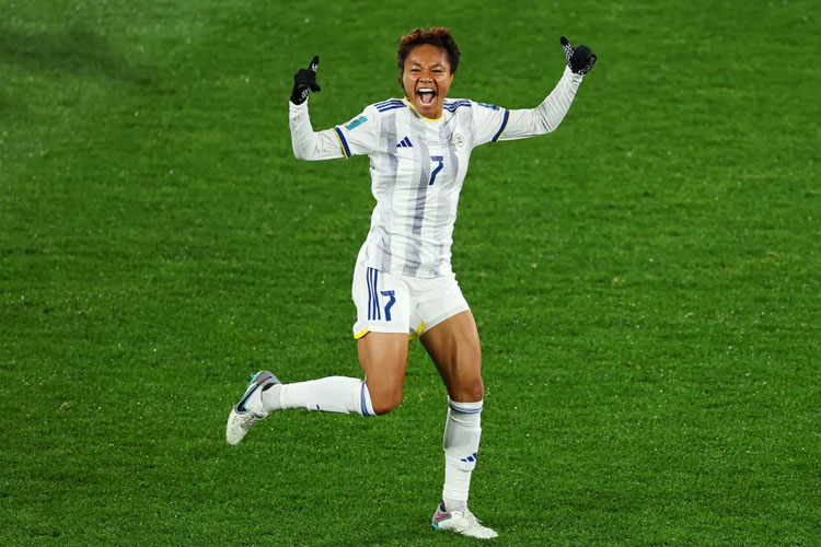Sarina Bolden merayakan setelah mencetak gol untuk Filipina melawan Selandia Baru di Piala Dunia Wanita. (FOTO: Getty Image/CNN)