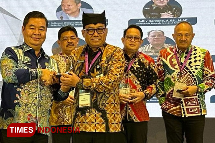 Sekda Banyuwangi Mujiono, Dinobatkan Sebagai ‘Sekda Terbaik’ Digital Leadership Govermennt Award 2023