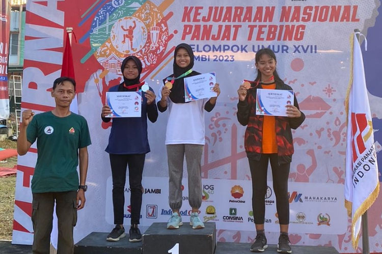 Dua Atlet Panjat Tebing Kota Probolinggo Sumbang Medali Emas di Kejurnas Jambi