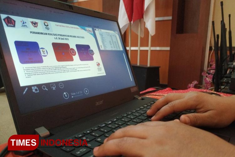 Seorang petugas melihat data perkembangan penerimaan negara wilayah Kediri Raya di laptop (foto : yobby/Times Indonesia). 