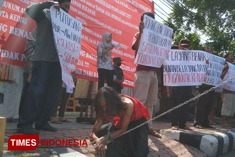 Keluarga Penjual Rujak di Kediri Gelar Teatrikal Terikat Rantai, Hal Ini Alasannya 