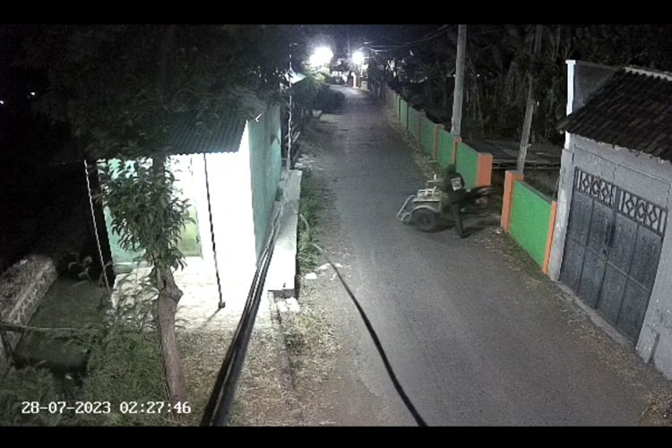 Aksi pelaku ketika mengeluarkan bentor milik korban terekam CCTV. (Foto: Rizky Putra Dinasti/TIMES Indonesia)