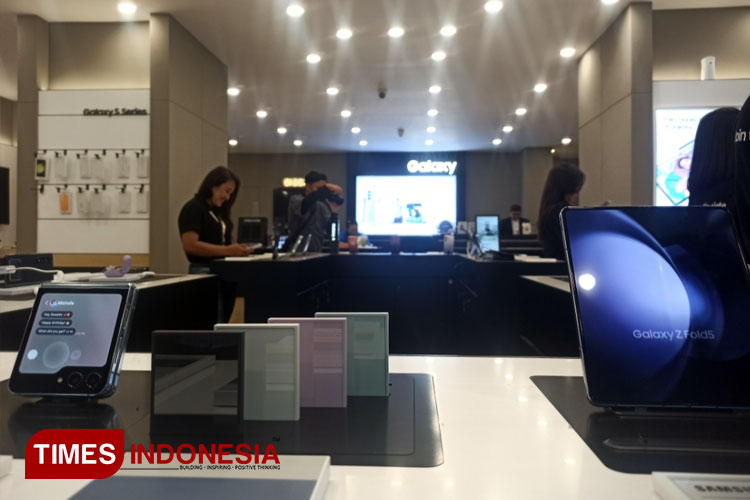 Bumilindo Samsung Experience Store Manyar mencatat tingginya respon pasar atas kehadiran produk-produk ponsel seri flagship di Surabaya, Sabtu (29/7/2023). (FOTO: Lely Yuana/TIMES Indonesia)