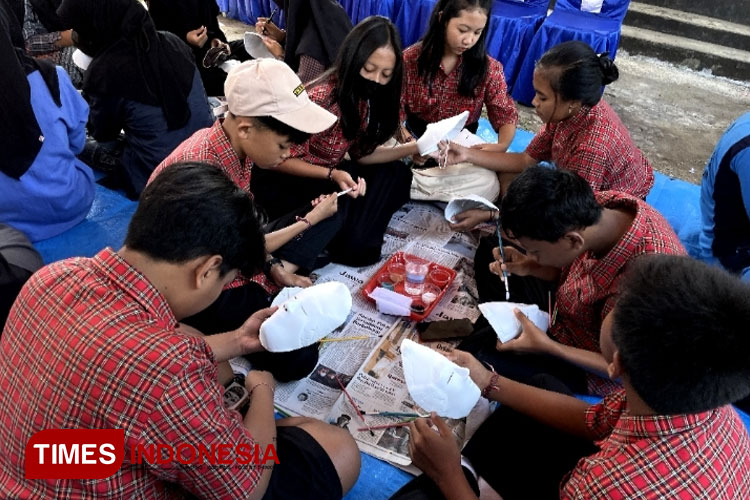 Dengan antusias para pelanar SMP di Pakisaji melukis topeng Malangan. (FOTO: Aisyah for TIMES Indonesia)