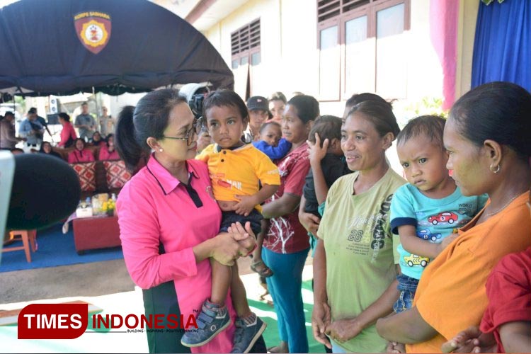 Ketum Bhayangkari Berikan Bansos Pengobatan Gratis di Palue Sikka NTT