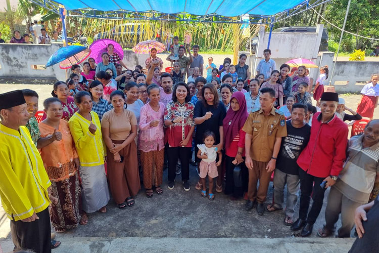 Irine saat melakukan tatap muka dengan masyarakat di Halmaehra Maluku Utara. (Foto: dok Irine)