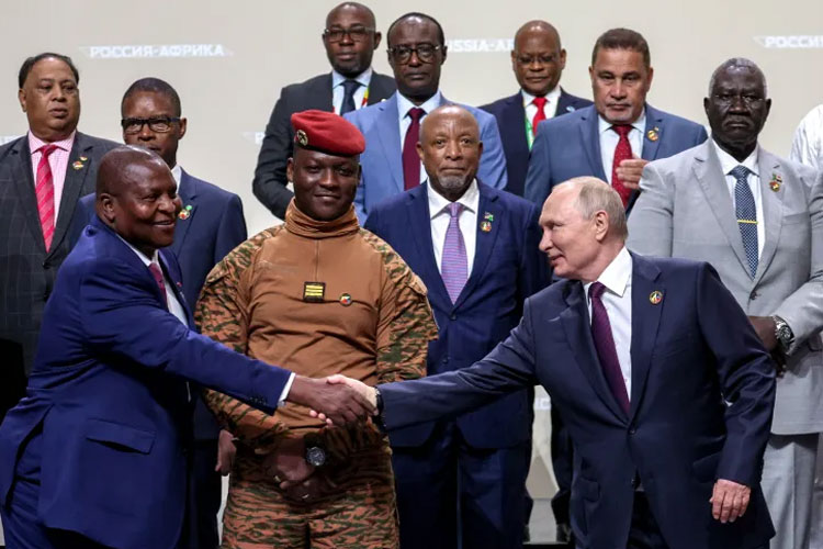 Presiden Rusia, Vladimir Putin dan peserta KTT Rusia-Afrika berfoto di St Petersburg, Rusia. (FOTO: Al Jazeera/Reuters via TASS).