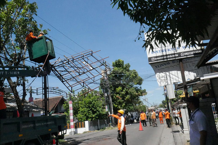 Satpol PP Bantul Bongkar Baliho yang Tak Berizin dan Membahayakan Pengguna Jalan