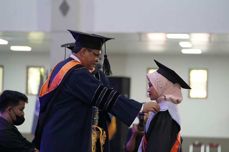 Rektor UAD Dr Muchlas, MT mewisuda 1.211 lulusan dari jenjang Sarjana Terapan, Sarjana di JEC DIY. (FOTO: Humas UAD for TIMES Indonesia)
