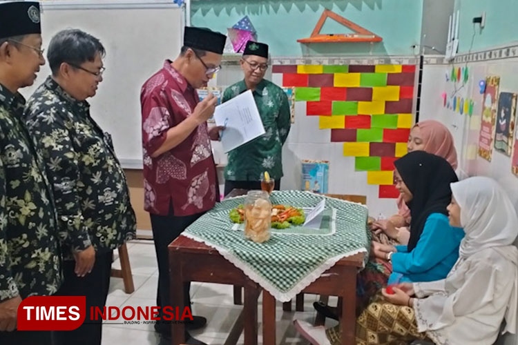 Murid SMP Mu'allimat NU Gresik saat menghias bubur suro. (Foto: Akmal/TIMES Indonesia)