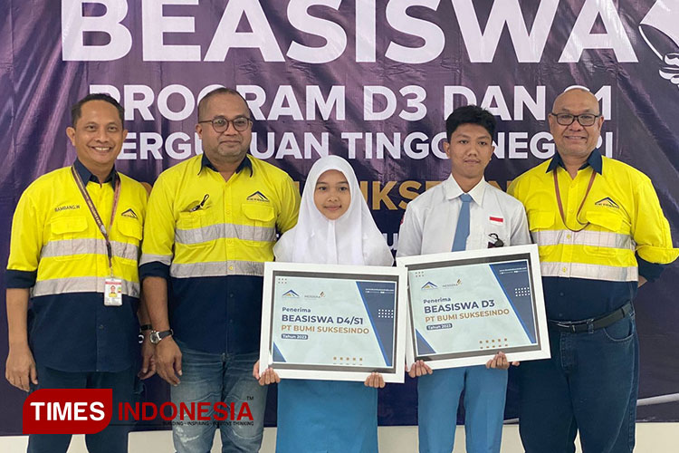 PT Bumi Suksesindo (PT BSI) menyalurkan program Beasiswa BSI 2023, kepada 60 pelajar penerima yang berasal dari wilayah Kabupaten Banyuwangi. (Foto: Syamsul Arifin/TIMES Indonesia)