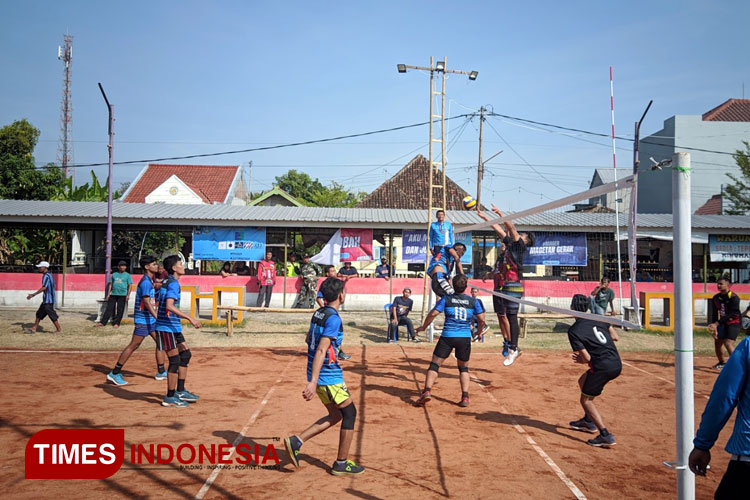 Pertandingan Final Bola Voli Bupati Cup 2023 yang berlangsung di Kampung Olahraga Kelurahan Tebon, Kecamatan Barat, Kabupaten Magetan, Jawa Timur, Minggu (30/7/2023). (Foto: Aditya Candra/TIMES Indonesia) 