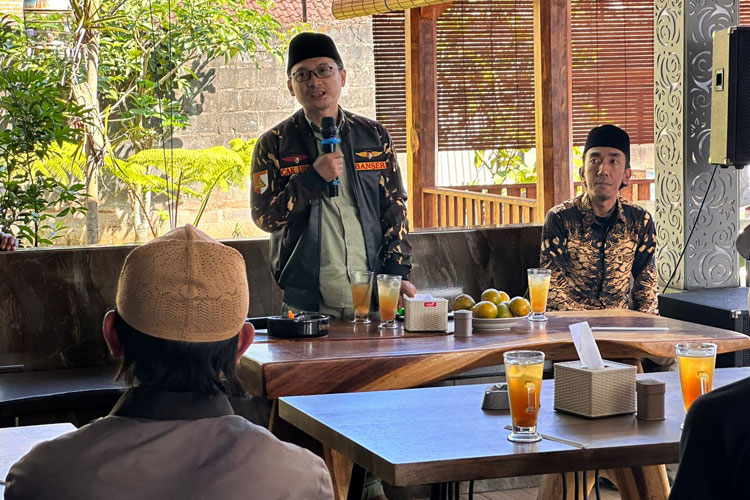 Cak Udin FPKB DPR RI bersama takmir masjid se- Kecamatan Gondanglegi dan Pagelaran Kabupaten Malang saat memberikan bantuan masjid, Sabtu (29/7/2023). (Foto: PKB)