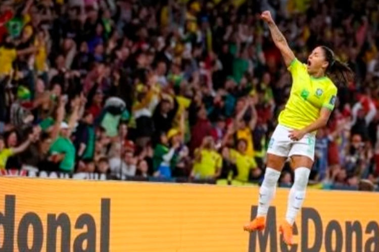 Debinha dari Brasil merayakan gol penyeimbangnya. (FOTO: CNN/AP)