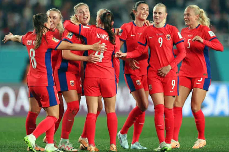 Pemain Norwegia merayakan kemenangannya setelah mengalahkan Filipina dengan skor telah 6-0. (FOTO: The Guardian)