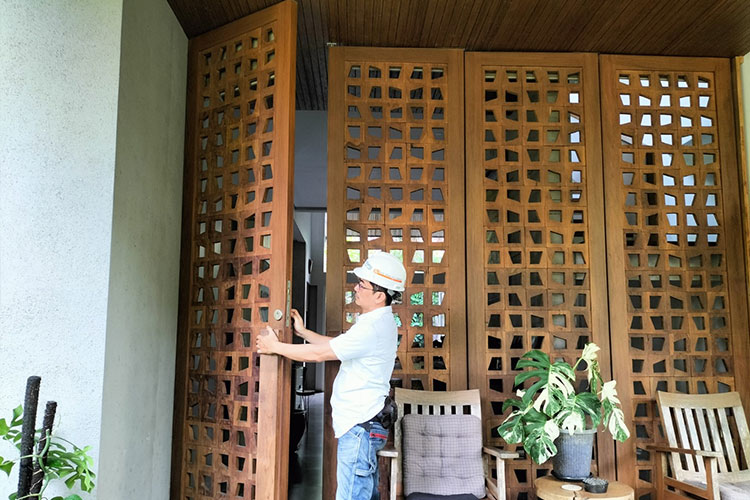 Pintu Krawangan Trapesium yang di desain oleh Wawan Wood. (Foto: Dani A.S for TIMES Indonesia)