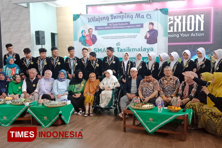 H. Yonandi saat menerima Hj Tjutju Sukaesih Ibunda Ridwal Kamil pada acara Napak Tilas ke Kampus SMAN I Tasikmalaya, Minggu (30/7/2023). (FOTO: Harniwan Obech/TIMES Indonesia)
