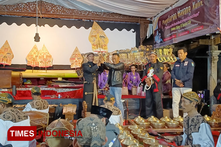 Satpol&#45;PP Ponorogo Sosialisasi Berantas Rokok Ilegal Lewat Pergelaran Wayang Kulit