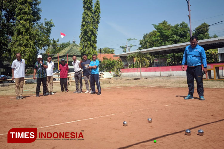 _-Bupati-Magetan-Suprawoto-saat-mencoba-olahraga-petanque.jpg