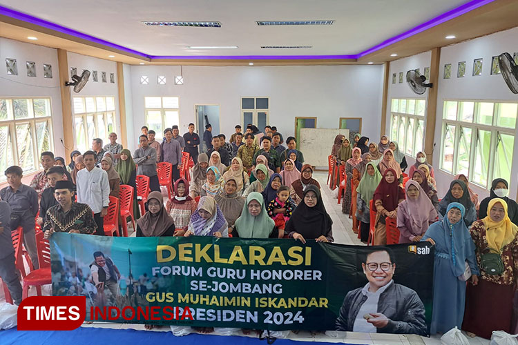 Puluhan guru honorer Jombang deklarasi Gus Muhaimin Presiden di Aula Pondok Pesantren Mamba'ul Hikam, Desa Jatirejo, Kecamatan Diwek, Kabupaten Jombang, Minggu (30/7/2023). (FOTO: Rohmadi/TIMES Indonesia)