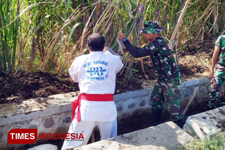 Pererat Kerukunan, Ratusan Pesilat Kerja Bakti Bersama di Lokasi TMMD ke 117 