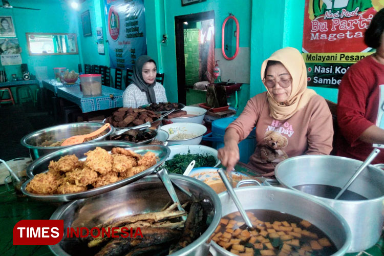 Bu Suwarni selaku penerus Pecel Bu Parti sedang melayani pembeli pecel. (Foto: Zidan Amrullah As Sudis/TIMES Indonesia)